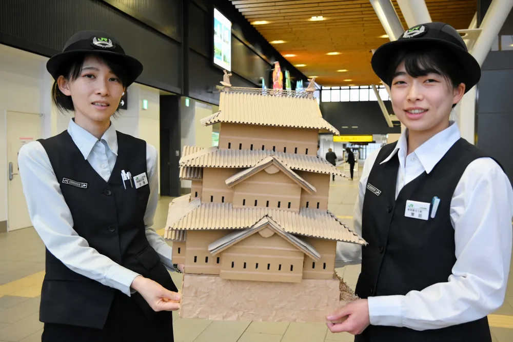 新函館北斗駅舎に温もり 駅員が段ボール工作 城・神社・券売機