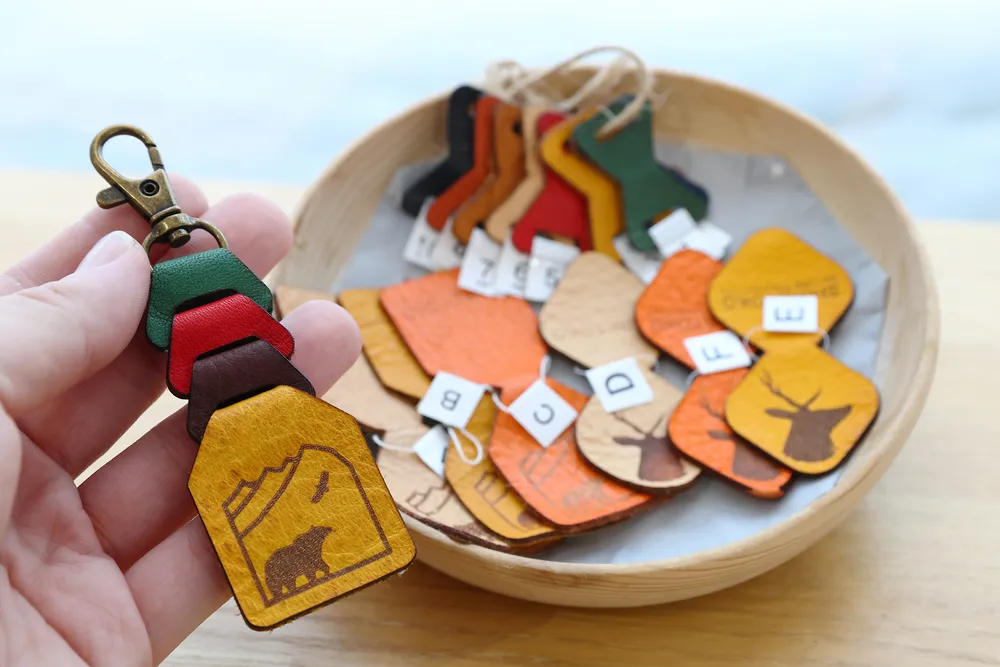 これみっけ！＞共生への思いも込めて 自分で作る「鹿革キーホルダー