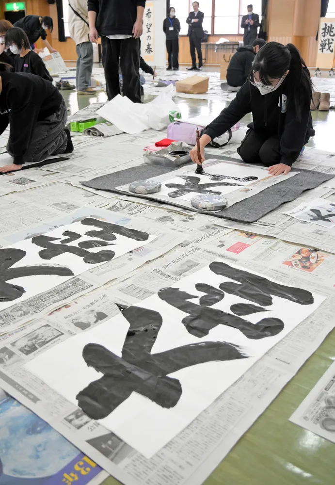 新年の思い筆に乗せ 森町で小中生書き初め大会：北海道新聞デジタル