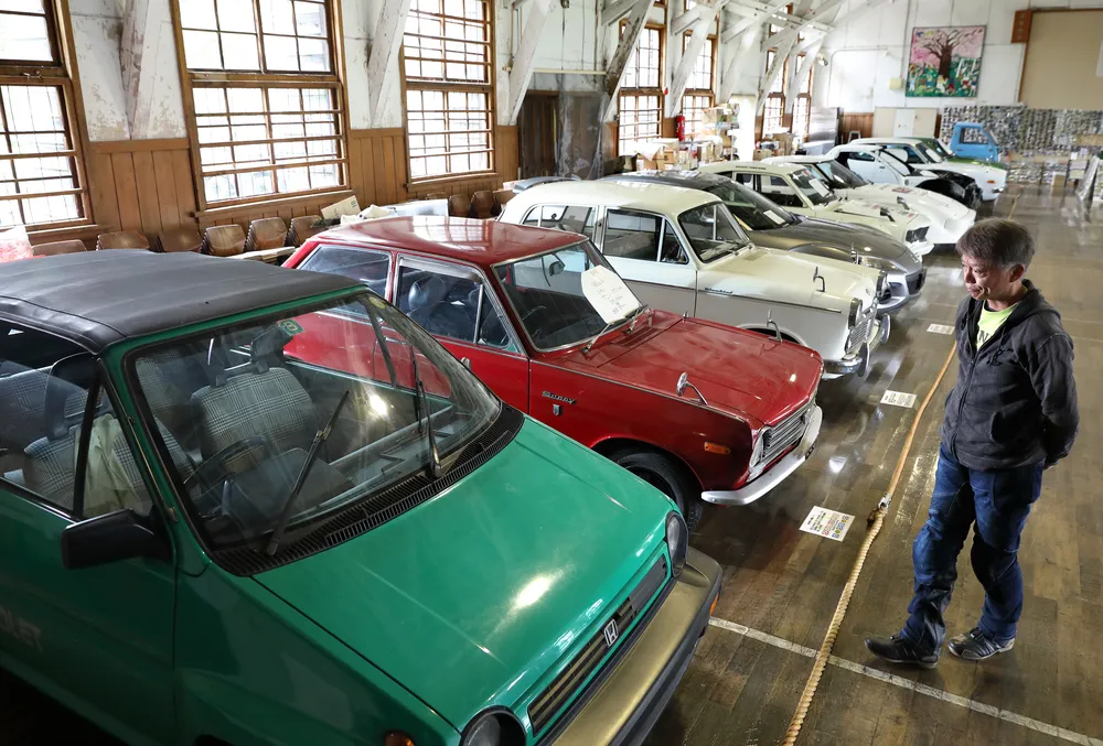 廃校の木造体育館に集う 昭和の名車25台 日出クラシックパーク&cafe麗