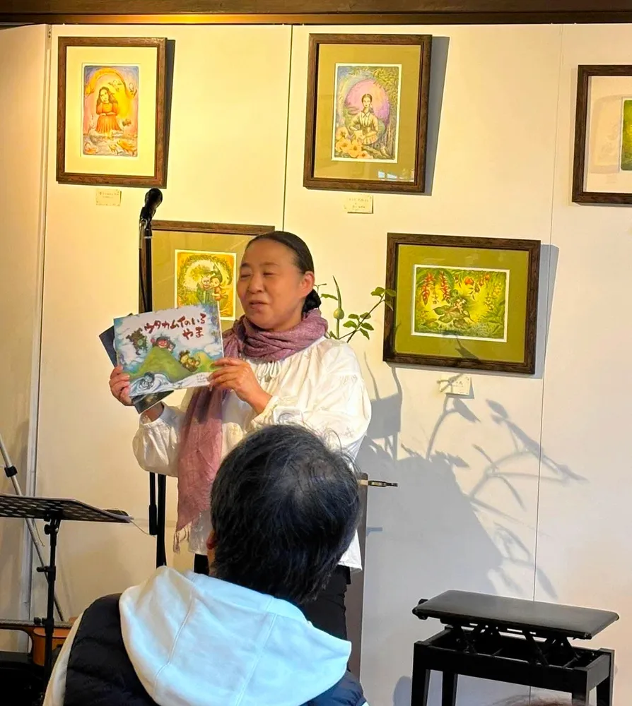 逸品　石井の撥　地歌用 歌志内の協力隊員・画家石井さん 自作絵本で市PR 軽井沢で作品展「行っ