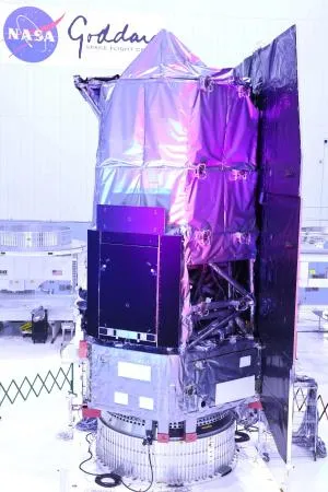 NASAが報道陣に公開した「ナンシー・グレース・ローマン宇宙望遠鏡」=4月、米メリーランド州（共同）