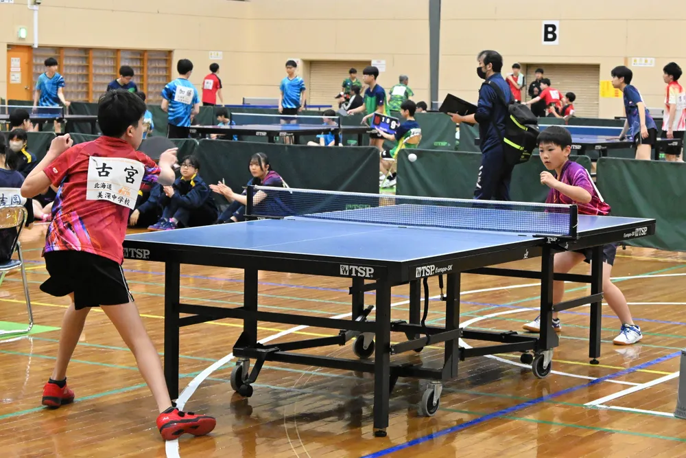 名寄で道新杯卓球　100人が熱戦