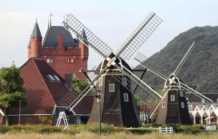 長崎県佐世保市のリゾート施設「ハウステンボス」の園内=2022年