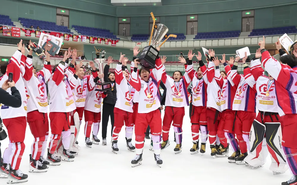 レッドイーグルス7年ぶりV 全日本アイスホッケー選手権 苫小牧3チーム
