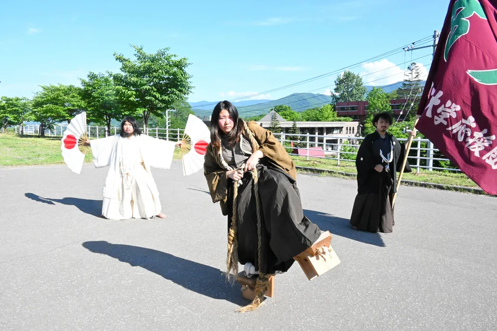 4日の対面式に臨む久保団長（中央）ら三役。「絶対に成功させたい」と意気込む