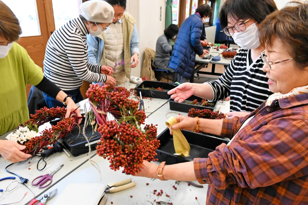 バラの実あしらいクリスマスリース 岩見沢で講座 公園の植物を思い思い