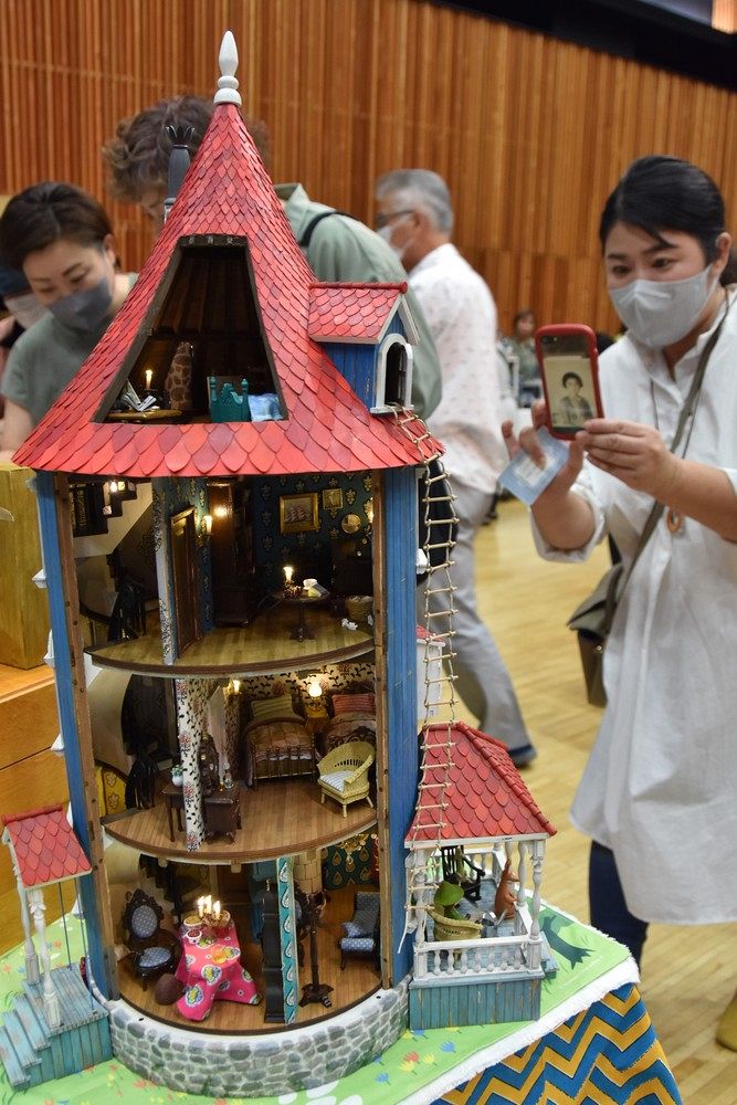 家具や植物 緻密に再現 砂川で５年ぶりの「ドールハウスショー