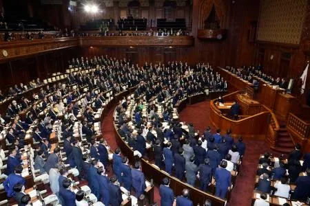 2025年度補正予算案を可決した衆院本会議=11日午後