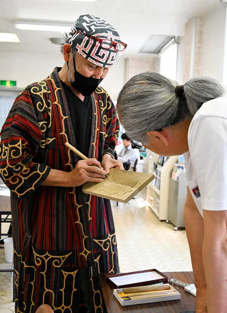 旭川アイヌ 木彫り 川村研太郎 作 昭和59年 渡道記念 希少 民芸品 彫刻 アイヌ民族の伝統的な技法で木彫りのレリーフ「アイヌクラフト」作り