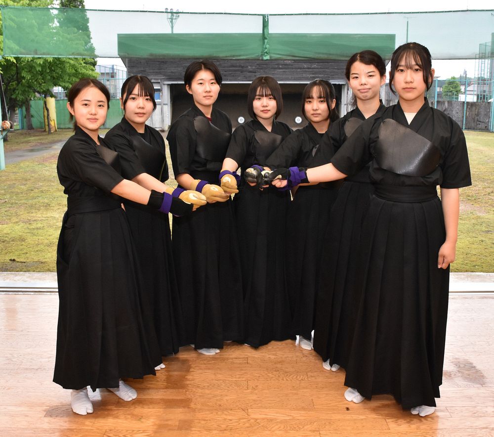 拳を合わせ息の合ったところを見せる滝川高弓道部女子団体のメンバー 