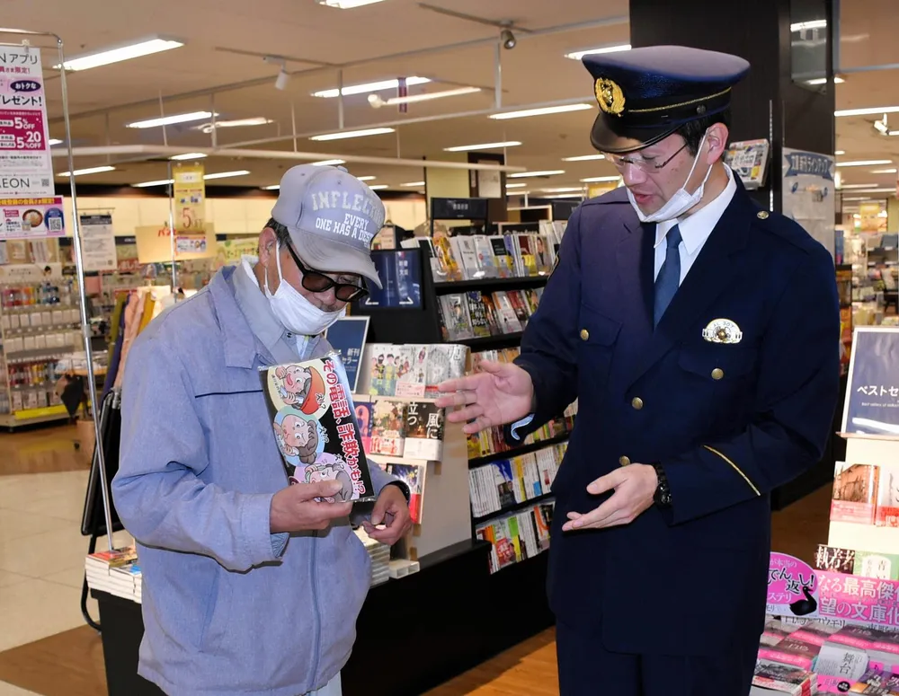 年金支給日 詐欺防止へチラシ配り 伊達署など：北海道新聞デジタル