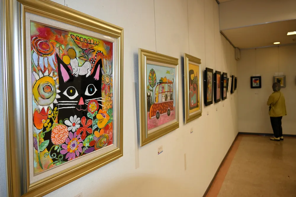 ネコやフクロウ題材 ユーモアある油彩画 苫小牧の佐々木さん作品展