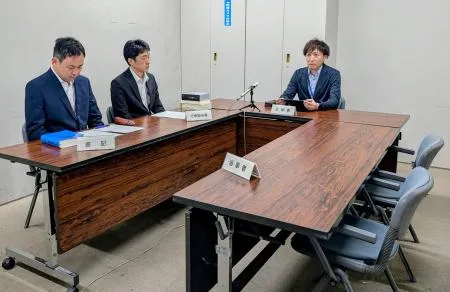 聴聞の手続きに臨む国交省関東運輸局の担当者=18日午前、横浜市中区