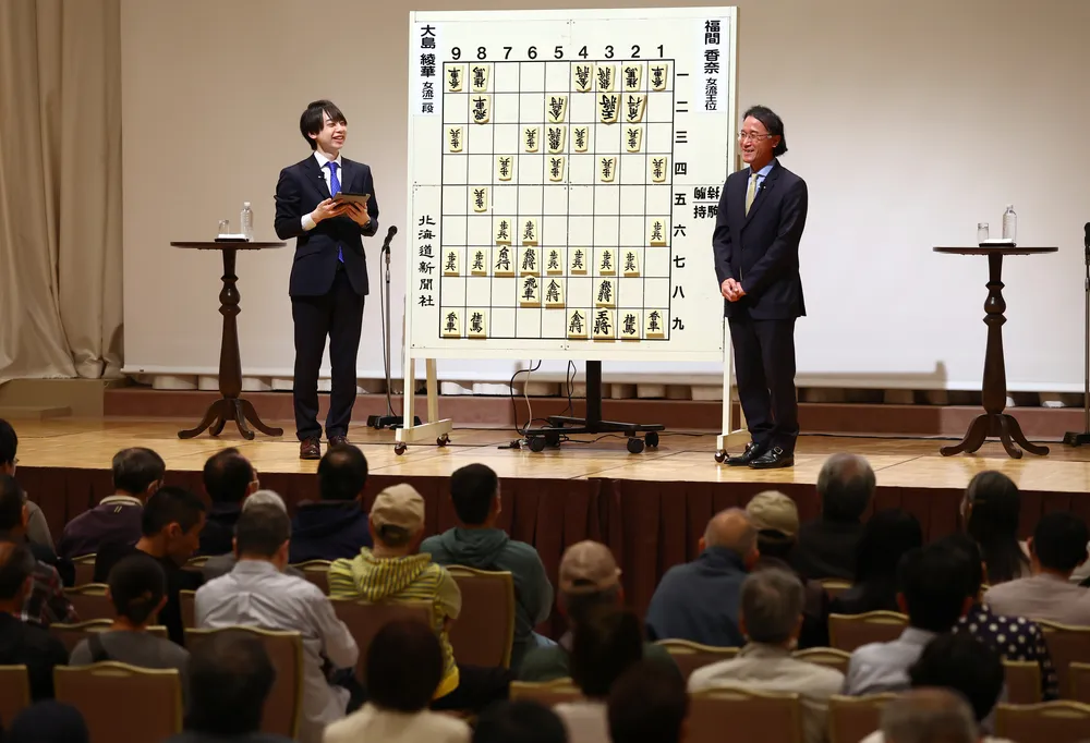 会場一体、女流王位戦の対局見守る 札幌で大盤解説：北海道新聞デジタル
