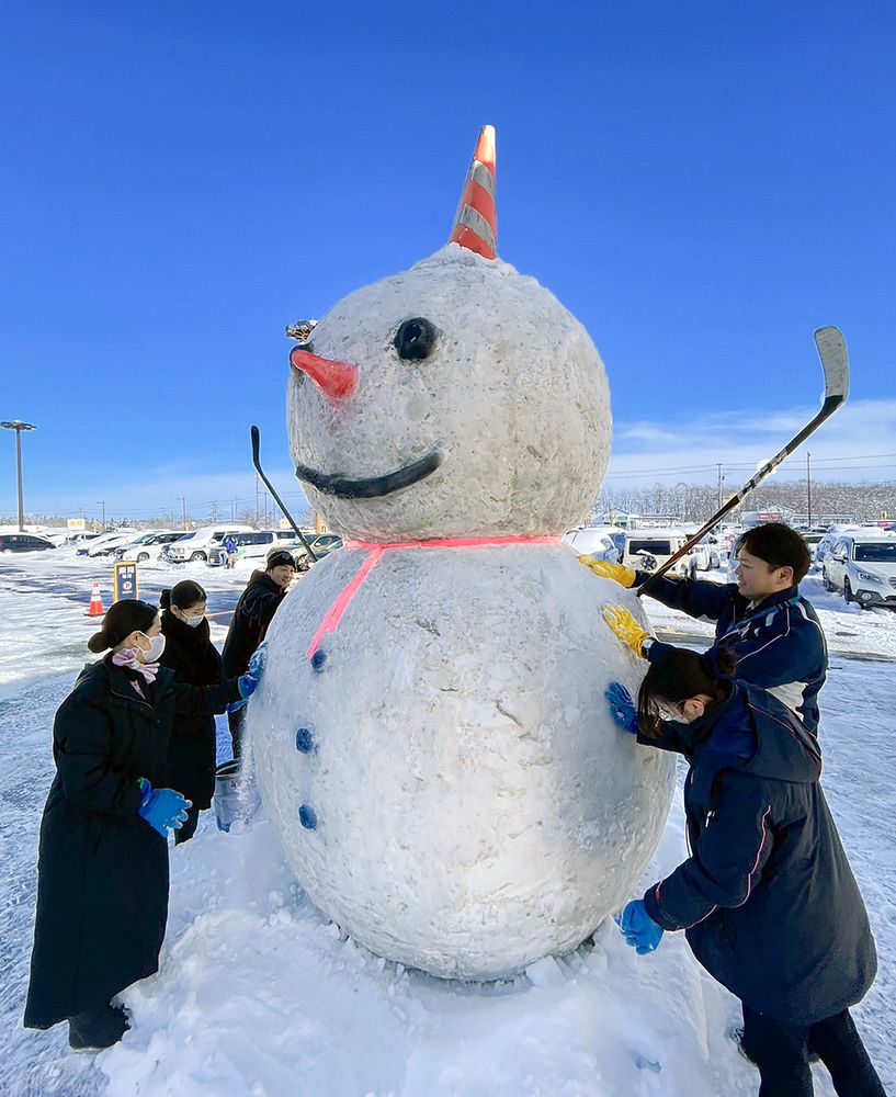 雪だるまも「でっかいどう」 釧路空港に登場：北海道新聞デジタル