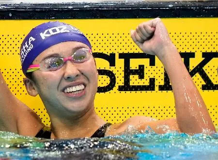 女子400メートル自由形で優勝し喜ぶ梶本一花=東京アクアティクスセンター