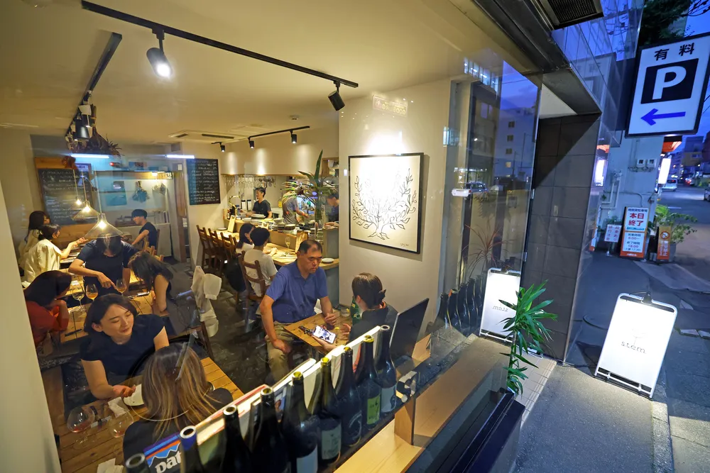 飲食店エリアには新旧さまざまな店が混在。多くの客でにぎわう札幌市中央区の「stem（ステム）」（井上浩明撮影）