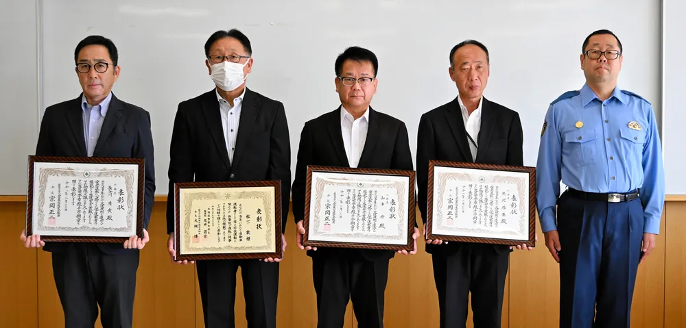 無事故無違反37年など5人表彰 遠軽署・交通安全協会が優良運転者伝達式