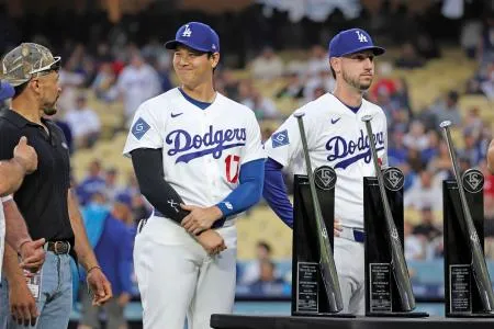 大谷に銀色トロフィー授与 シルバースラッガー賞：北海道新聞デジタル