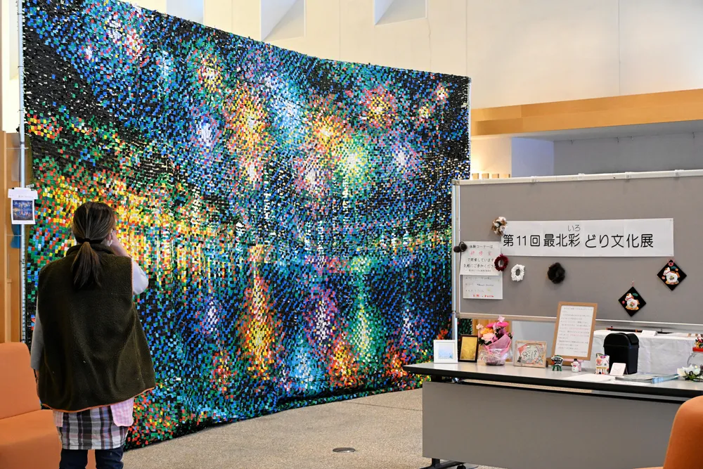 花火表現のモザイクアートも 稚内で「最北彩どり文化展」：北海道新聞
