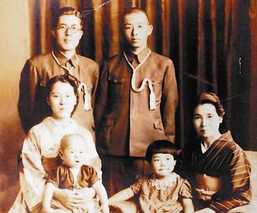 奉天に住んでいた当時の祖父・先川祐次の家族写真。祖父は後列右