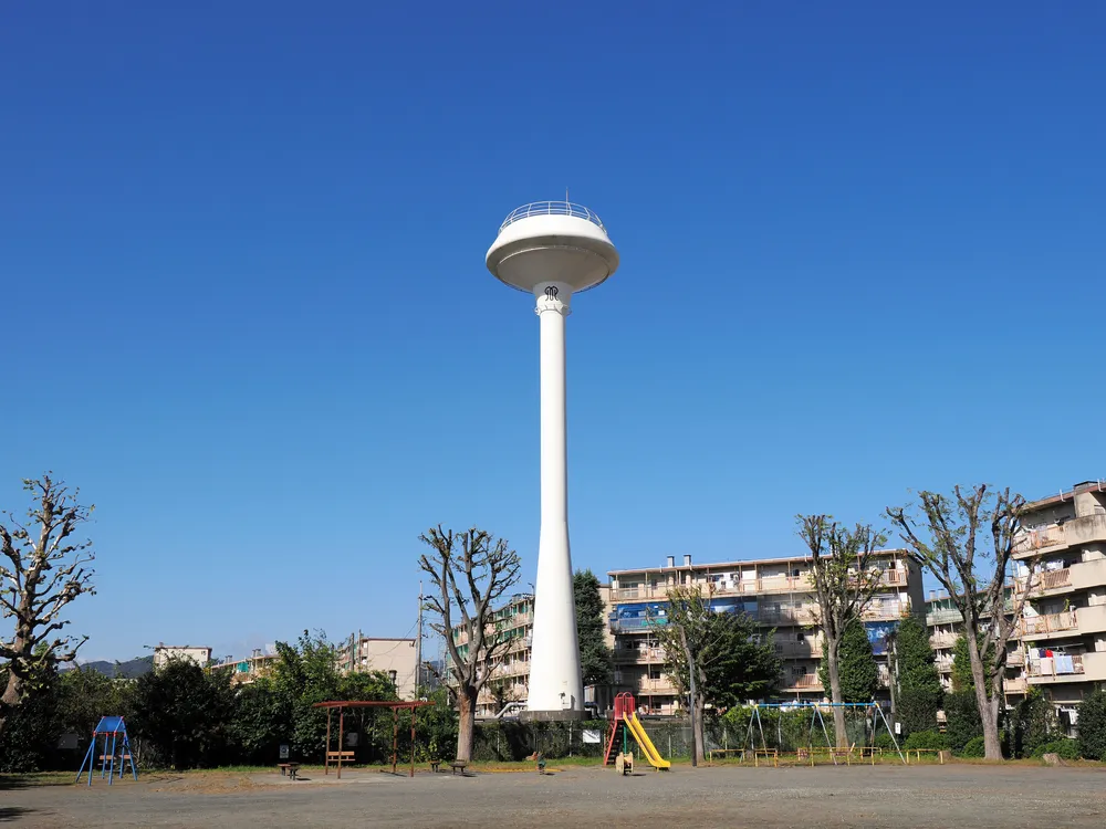 まちかど給水塔図鑑」高水湧基著（創元社 2200円）：北海道新聞デジタル
