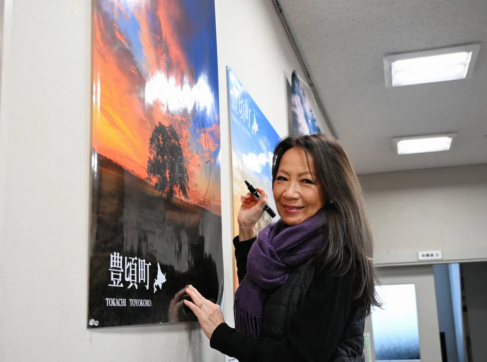 八神純子さん、豊頃町の応援大使に ハルニレが縁 コンサートで報告