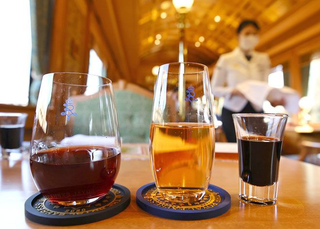 北海道ツアーで提供される道産のワインやジュース（富田茂樹撮影）