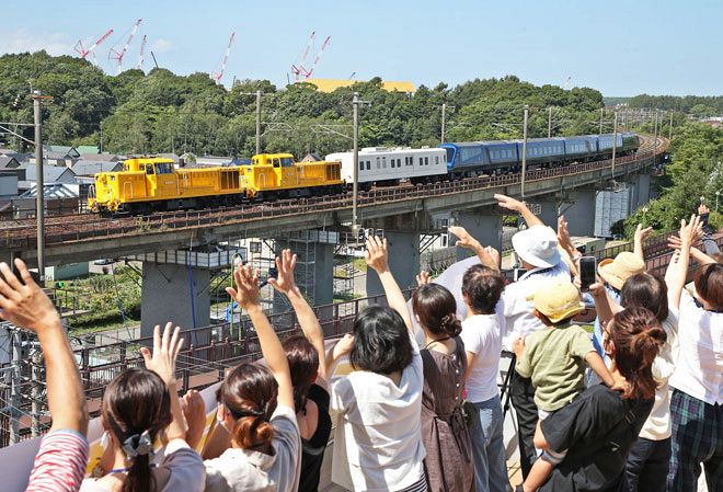 北海道北広島市役所のテラスからザ・ロイヤルエクスプレスに手を振る住民たち＝２０２０年８月（伊丹恒撮影）