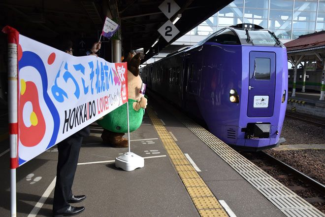 北海道北見市のＪＲ北見駅に到着した「ひとめぐり号」＝２０２２年１０月（鈴木理詞撮影）