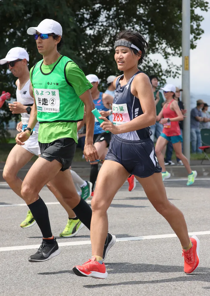 視覚障がい者の部女子で初優勝した井内菜津美（右）＝石川崇子撮影