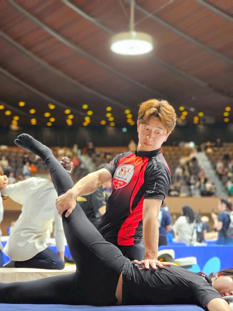 マッサージチャンピオンシップ世界大会で審査に臨む植松幸司さん