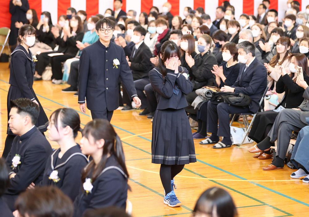 思い出胸に 学びやに別れ 道南の高校で卒業式：北海道新聞デジタル