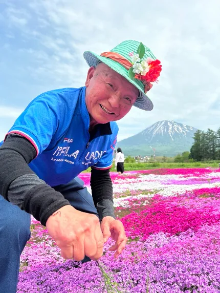 笑顔咲くピンクの丘 倶知安の88歳が守る「三島さんちの芝桜」＜ひと