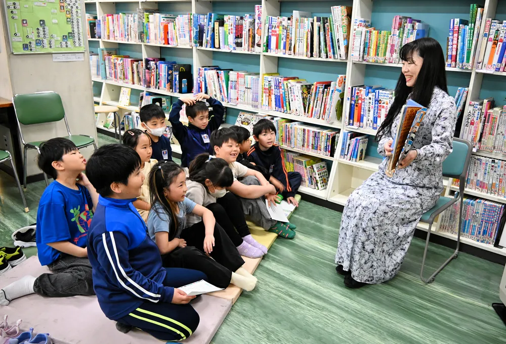 読み聞かせを真剣に聞く児童ら。「南小絵本ツアー」などの取り組みが高く評価された