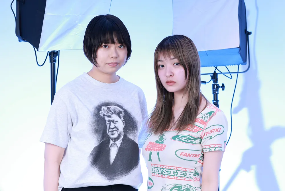 フジロックなどライブイベント出演に向けて「お客さん一人一人、それぞれのリズムに乗って楽しんでほしい」と話すLAUSBUBの岩井莉子さん（左）と高橋芽以さん（富田茂樹撮影）