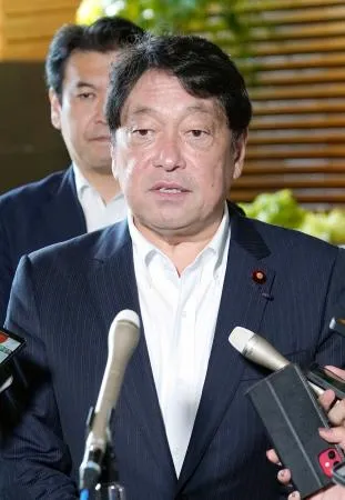 石破首相と面会後、取材に応じる自民党の小野寺政調会長=19日午前、首相官邸