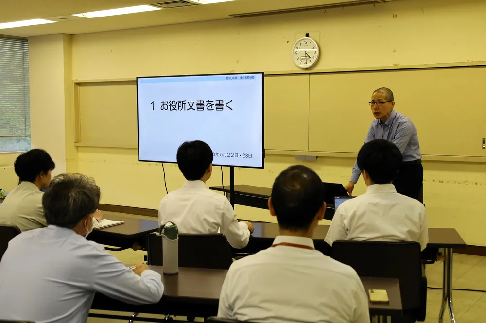 講師は副市長 夕張市が若手職員らに研修 公文書の書き方や財政破綻を