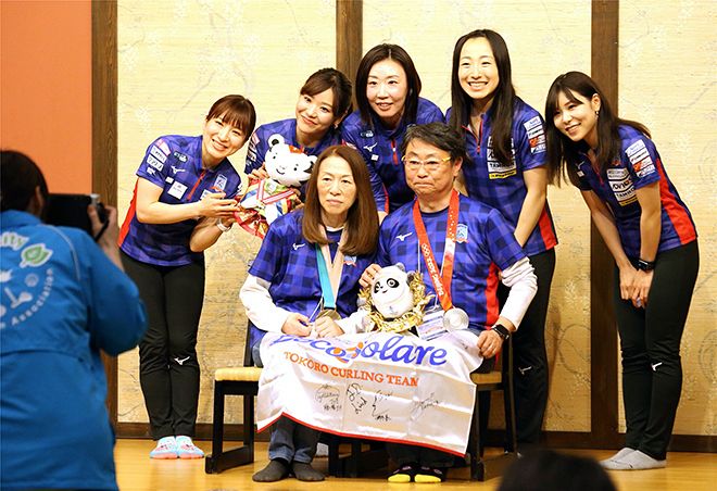 ５月に北見市で行われたイベントでファンと触れあうロコ・ソラーレの選手たち（茂忠信撮影）