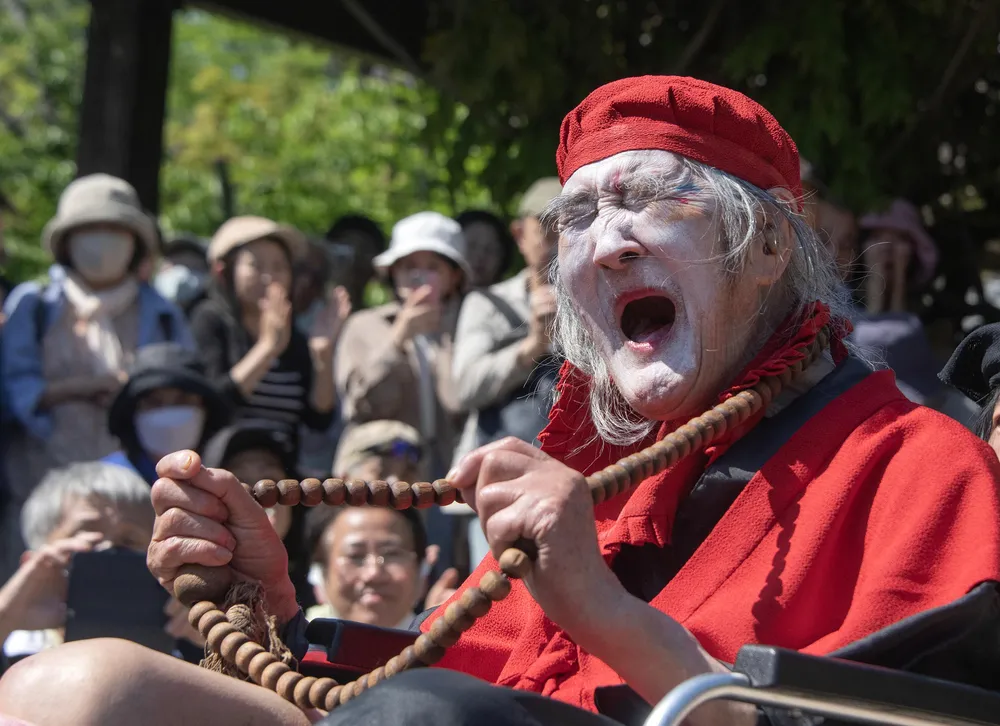 ギリヤーク尼ヶ崎さん、魂の踊り 京都で芸歴55周年公演 ：北海道新聞デジタル