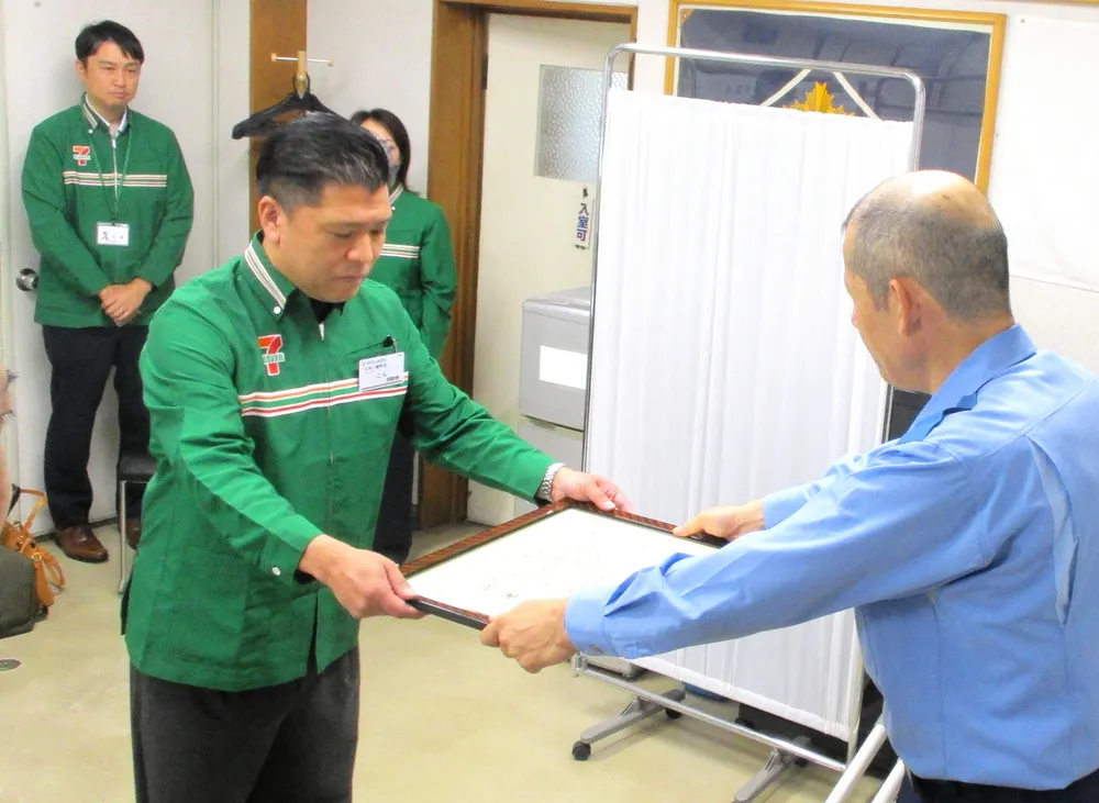 店一丸で詐欺防止 江別署、セブン江別一番町店に感謝状：北海道新聞