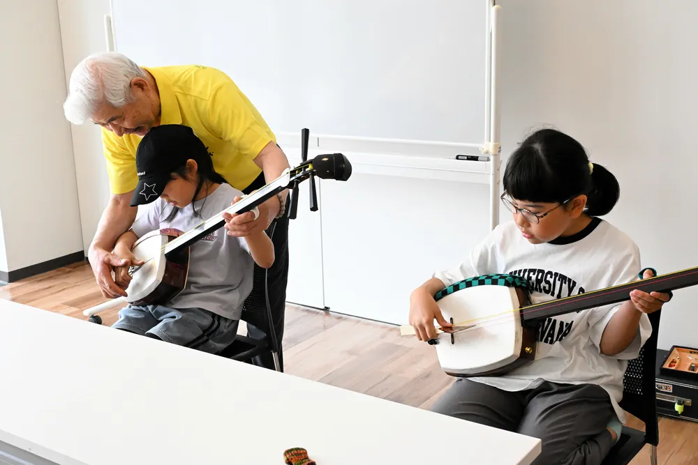 三味線「良い音出せた」 富良野の公民館フェスタで体験：北海道新聞