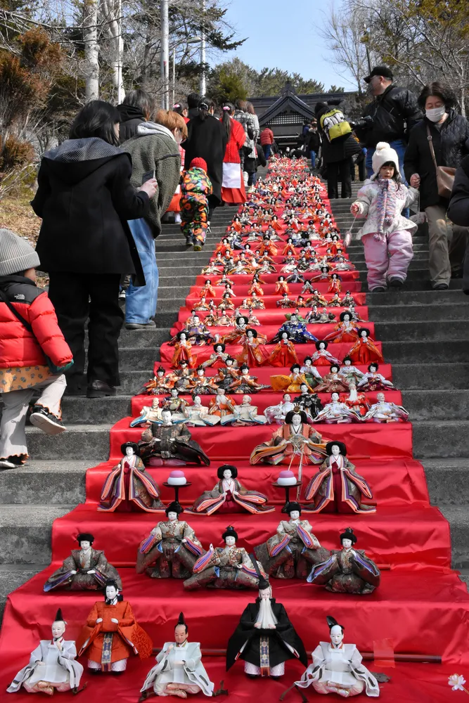 神社の石段にひな人形700体ずらり　浦河