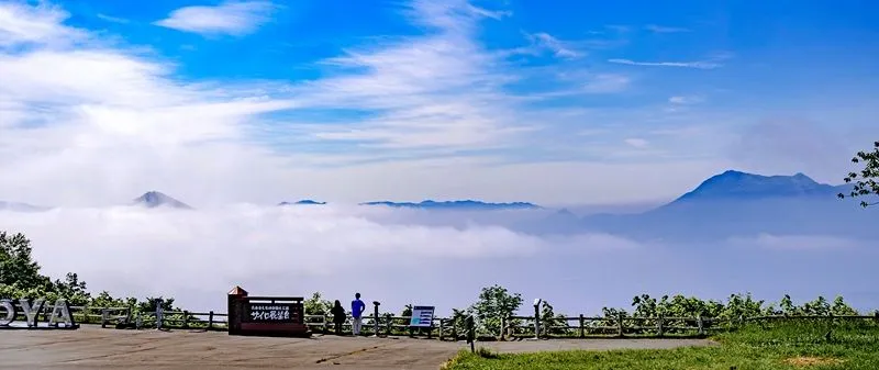 洞爺湖 おおいつくす雲海 展望台から絶景 海霧流れ込む：まなぶん