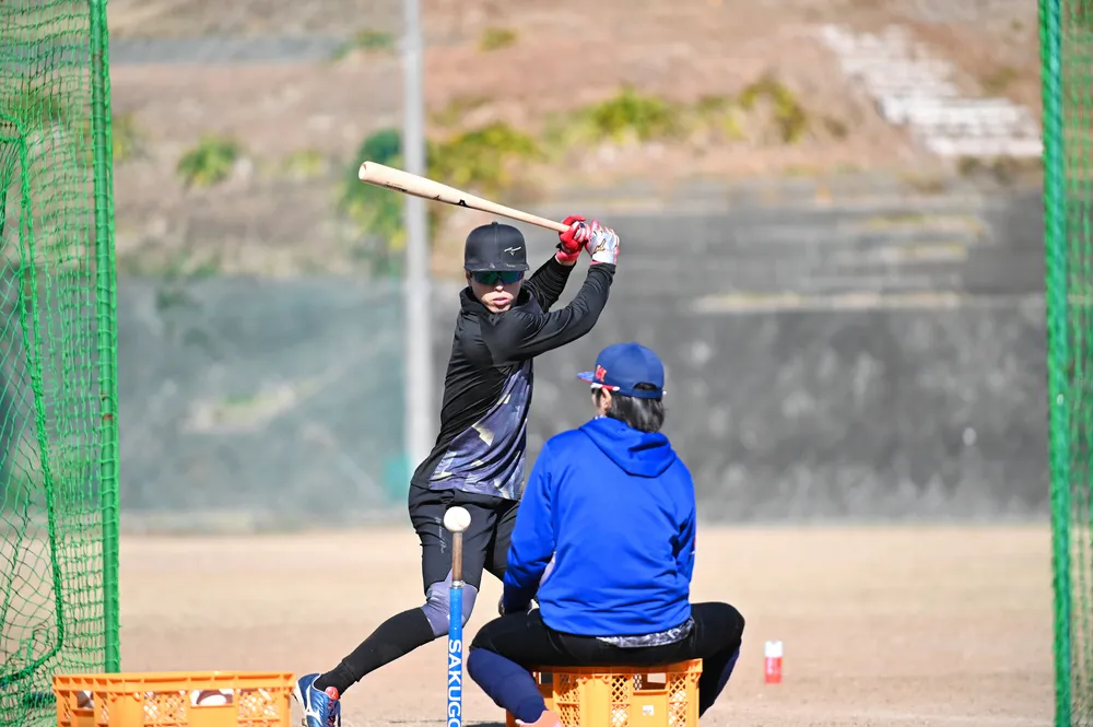 自主トレで打撃練習に取り組む五十幡