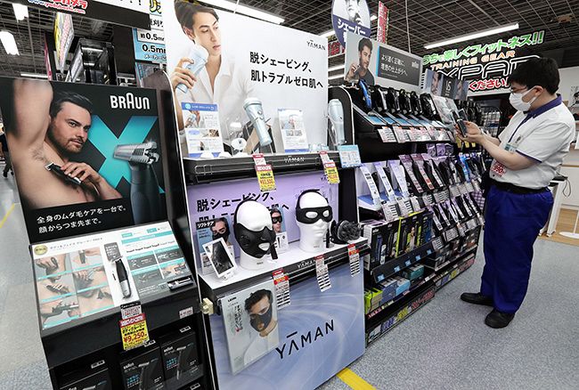 ヨドバシカメラマルチメディア札幌の男性向けの体毛除去用のかみそりなどを並べるコーナー（中村祐子撮影）