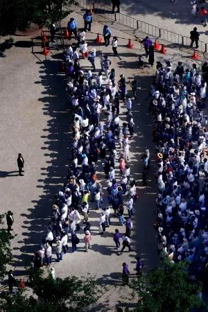 東京都議選の選挙戦最終日、候補者らの街頭演説に集まった有権者たち=21日午後、都内（共同通信社ヘリから）