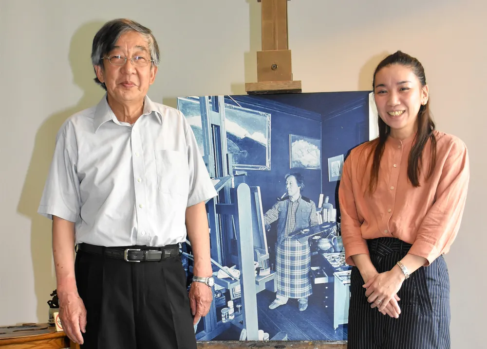 全道展で佳作賞を受賞した福田好孝さん（左）と奨励賞の山川由紀子さん。小川原脩の写真を前に喜びの表情を浮かべた