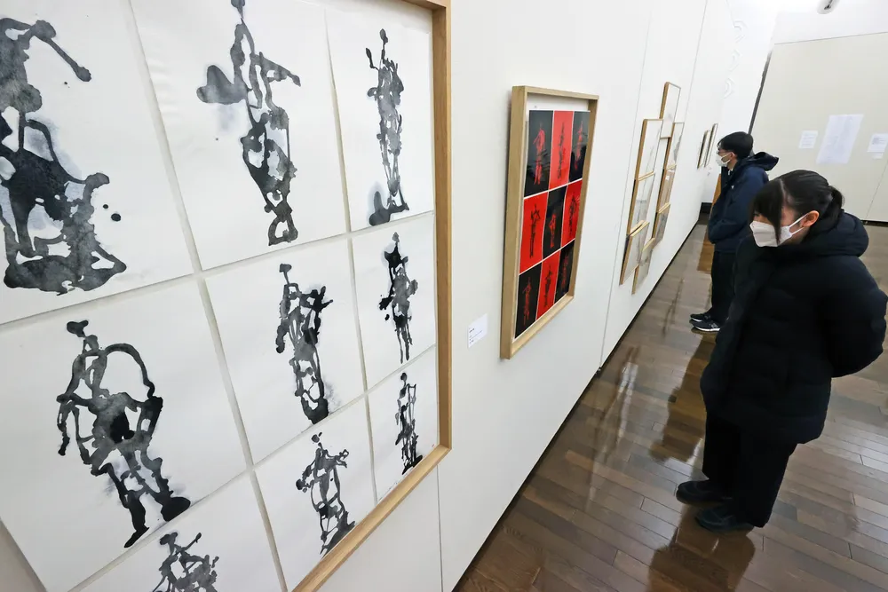 中原悌二郎賞、発想と視点に迫る 旭川・彫刻美術館で受賞者13人の作品